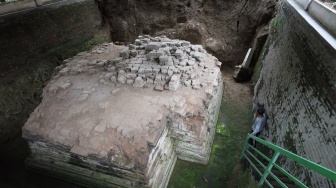 Juru kunci mengamati kondisi Candi Dorok usai kejadian robohnya dinding penahan di Desa Manggis, Kabupaten Kediri, Jawa Timur, Senin (3/3/2026). [ANTARA FOTO/Prasetia Fauzani/wsj]