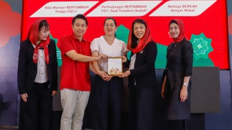 President Director and CEO Generali Indonesia Rebecca Tan (kedua kanan), Director and Chief Agency Officer Generali Indonesia Jutany Japit (kiri) , Operation Group Head Generali Indonesia Suzwamela Zawawi (kanan) dan nasabah pertama saat peluncuran produk GEN Syariah Perlindungan Aman di Jakarta, Selasa (3/3/2026). [Suara.com/Alfian Winanto]
