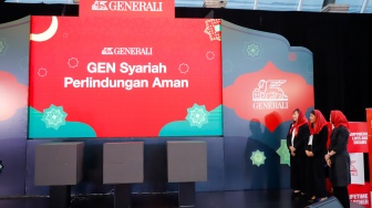 President Director and CEO Generali Indonesia Rebecca Tan (tengah), Director and Chief Agency Officer Generali Indonesia Jutany Japit (kiri) dan Operation Group Head Generali Indonesia Suzwamela Zawawi saat peluncuran produk GEN Syariah Perlindungan Aman di Jakarta, Selasa (3/3/2026). [Suara.com/Alfian Winanto]
