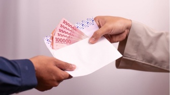 Di Balik Amplop Lucu Lebaran, Ada Dompet yang Menjerit Pelan