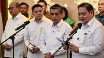 Menko Bidang Perekonomian Airlangga Hartarto (kanan), Menteri Investasi dan Hilirisasi/Kepala BKPM Rosan Roeslani (kiri), Menteri Ketenagakerjaan Yassierli (kedua kanan) dan Sekretaris Kabinet Teddy Indra Wijaya (kedua kiri) menyampaikan keterangan saat konferensi pers terkait tunjangan hari raya (THR) di Kantor Kemenko Bidang Perekonomian, Jakarta, Selasa (3/3/2026). [ANTARA FOTO/Fauzan/hma/tom]