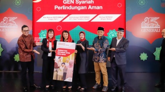 President Director and CEO Generali Indonesia Rebecca Tan (tengah), Director and Chief Agency Officer Generali Indonesia Jutany Japit (kiri) dan Operation Group Head Generali Indonesia Suzwamela Zawawi saat peluncuran produk GEN Syariah Perlindungan Aman di Jakarta, Selasa (3/3/2026). [Suara.com/Alfian Winanto]
