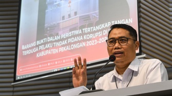 Deputi Penindakan dan Eksekusi KPK Asep Guntur Rahayu memberikan keterangan kepada media terkait Operasi Tangkap Tangan (OTT) dan penetapan tersangka Bupati Pekalongan Fadia Arafiq atas dugaan tindak pidana korupsi pengadaan barang dan jasa (PBJ) outsourcing di lingkungan Pemkab Pekalongan Tahun Anggaran 2023-2026 di gedung KPK Merah Putih, Jakarta, Rabu (4/3/2026). [ANTARA FOTO/Muhammad Adimaja/bar]