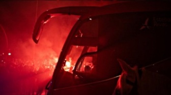 Ricuh Copa Del Rey! Polisi Dituding Membiarkan Bus Atletico Madrid Diserang Ultras Barcelona