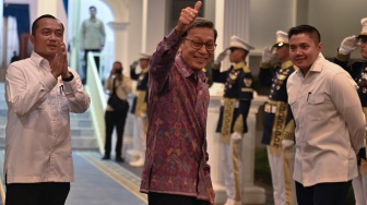 Wakil Presiden ke-11 Boediono (tengah) bersama Mensesneg Prasetyo Hadi (kiri) dan Sekretaris Kabinet Teddy Indra Wijaya (kanan) saat hadir untuk bersilahturahmi dengan Presiden Prabowo Subianto di Kompleks Istana Kepresidenan, Jakarta, Selasa (3/3/2026). [ANTARA FOTO/Bayu Pratama S/YU]