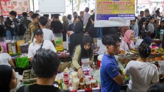 Warga memilih takjil yang dijajakan di Pasar Takjil Ramadhan Bendungan Hilir (Benhil), Jakarta, Rabu (4/3/2026). [Suara.com/Alfian Winanto]
