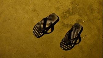 Ramadan Mengajarkan Melepas dan Sabar Bahkan dari Alas Kaki Bernama Sandal