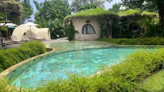 Review Penginapan Music Camp di Nuanu Creative City Bali, Unik Bak Rumah Hobbit dan Instagramable