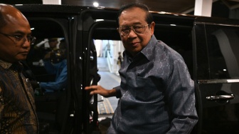 Presiden keenam Susilo Bambang Yudhoyono hadir untuk bersilaturahmi dengan Prabowo Subianto di kompleks Istana Kepresidenan, Jakarta, Selasa (3/3/2026). [ANTARA FOTO/Bayu Pratama S/YU]