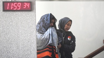 Bupati Pekalongan Fadia Arafiq (kiri) berjalan usai menjalani pemeriksaan di gedung KPK Merah Putih, Jakarta, Rabu (4/3/2026). [ANTARA FOTO/Muhammad Adimaja/bar]