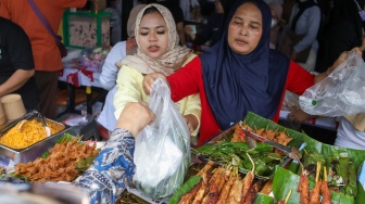 Warga memilih takjil yang dijajakan di Pasar Takjil Ramadhan Bendungan Hilir (Benhil), Jakarta, Rabu (4/3/2026). [Suara.com/Alfian Winanto]

