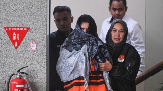 Bupati Pekalongan Fadia Arafiq (tengah) berjalan usai menjalani pemeriksaan di gedung KPK Merah Putih, Jakarta, Rabu (4/3/2026). [ANTARA FOTO/Muhammad Adimaja/bar]
