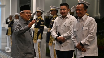Wakil Presiden ke-13 Mar'uf Amin (kiri) disambut Mensesneg Prasetyo Hadi (kanan) dan Sekretaris Kabinet Teddy Indra Wijaya (kedua kanan) saat hadir untuk bersilahturahmi dengan Presiden Prabowo Subianto di Kompleks Istana Kepresidenan, Jakarta, Selasa (3/3/2026). [ANTARA FOTO/Bayu Pratama S/YU]