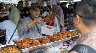 Warga memilih takjil yang dijajakan di Pasar Takjil Ramadhan Bendungan Hilir (Benhil), Jakarta, Rabu (4/3/2026). [Suara.com/Alfian Winanto]
