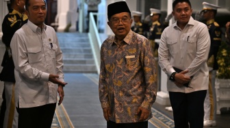 Wakil Presiden ke-10 dan 12 Jusuf Kalla (tengah) disambut Mensesneg Prasetyo Hadi (kiri) dan Sekretaris Kabinet Teddy Indra Wijaya (kanan) saat hadir untuk bersilahturahmi dengan Presiden Prabowo Subianto di Kompleks Istana Kepresidenan, Jakarta, Selasa (3/3/2026). [ANTARA FOTO/Bayu Pratama S/YU]