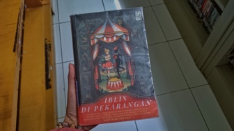 Buku Iblis di Pekarangan: Ketika Sisi Gelap Manusia Menjelma Begitu Dekat