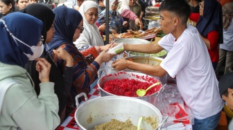 Warga memilih takjil yang dijajakan di Pasar Takjil Ramadhan Bendungan Hilir (Benhil), Jakarta, Rabu (4/3/2026). [Suara.com/Alfian Winanto]
