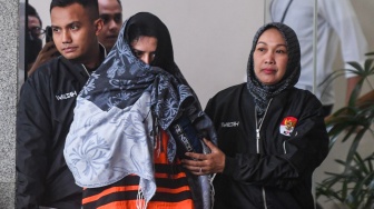 Potret Fadia Arafiq Berseragam Tahanan Saat Digiring KPK