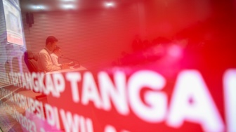 Refleksi monitor saat Deputi Penindakan dan Eksekusi KPK Asep Guntur Rahayu (kanan) didampingi Juru Bicara KPK Budi Prasetyo (kiri) memberikan keterangan kepada media terkait Operasi Tangkap Tangan (OTT) dan penetapan tersangka Bupati Pekalongan Fadia Arafiq atas dugaan tindak pidana korupsi pengadaan barang dan jasa (PBJ) outsourcing di lingkungan Pemkab Pekalongan Tahun Anggaran 2023-2026 di gedung KPK Merah Putih, Jakarta, Rabu (4/3/2026). [ANTARA FOTO/Muhammad Adimaja/bar]