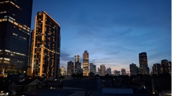 Belajar Sabar Lewat Klakson dan Bayang Gedung Megah: Surat Cinta Seorang Perantau untuk Jakarta