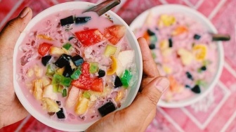 Jangan Asal Es Buah! Ini Cara Buka Puasa yang Benar Menurut Dokter Tirta