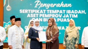 Gubernur Khofifah dan Kepala Kanwil BPN Jatim Serahkan 444 Sertipikat Hak Pakai untuk Pemprov