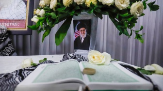 Suasana saat Aksi Solidaritas dan Doa Bersama untuk Iran di Kediaman Duta Besar Iran, Jakarta, Kamis (5/3/2026). [Suara.com/Alfian Winanto]