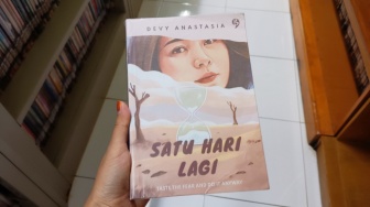 Buku Bertahan Satu Hari Lagi: Memoar Keberanian dari Devy Anastasia