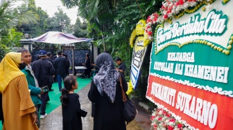 Warga menghadiri Aksi Solidaritas dan Doa Bersama untuk Iran di Kediaman Duta Besar Iran, Jakarta, Kamis (5/4/2026). [Suara.com/Alfian Winanto]