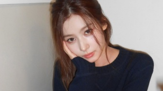 4 Daily OOTD ala Sana TWICE yang Simpel tapi Tetap On Point Buat Nongkrong