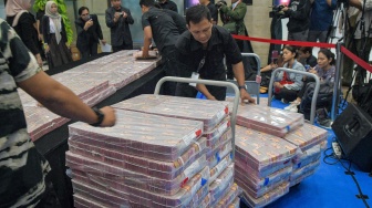 Petugas menata susunan barang bukti sebelum konferensi pers penyerahan aset hasil tindak pidana judi online di Gedung Bareskrim Polri, Jakarta, Kamis (5/3/2026). [ANTARA FOTO/Reno Esnir/fzn/agr]