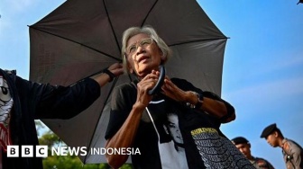 Aksi Kamisan ke-900: Keteguhan Sumarsih Mencari Keadilan bagi Sang Anak