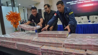 Petugas menata susunan barang bukti sebelum konferensi pers penyerahan aset hasil tindak pidana judi online di Gedung Bareskrim Polri, Jakarta, Kamis (5/3/2026). [ANTARA FOTO/Reno Esnir/fzn/agr]