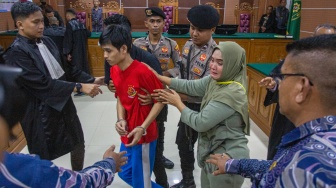 Terdakwa kasus penyelundupan narkotika jenis sabu seberat dua ton Fandi Ramadhan (kedua kiri) berjalan keluar ruang sidang seusai menjalani sidang putusan di Pengadilan Negeri Batam, Kepulauan Riau, Kamis (5/3/2026). [ANTARA FOTO/Teguh Prihatna/Lmo/agr]