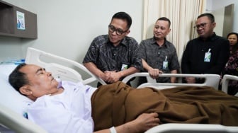 Pastikan Layanan Optimal dan Tegaskan Negara Hadir, Dirut BPJS Ketenagakerjaan Jenguk Pasien