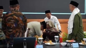Suasana Hangat Bukber Istana: Prabowo Salami Ulama dan Cium Tangan Kiai Nurul Huda Djazuli