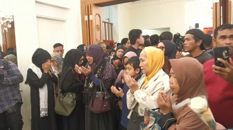 Ratusan Warga Padati Kediaman Dubes Iran, Gelar Doa Bersama dan Petisi atas Wafatnya Ali Khamenei