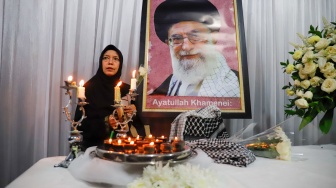 Suasana saat Aksi Solidaritas dan Doa Bersama untuk Iran di Kediaman Duta Besar Iran, Jakarta, Kamis (5/4/2026). [Suara.com/Alfian Winanto]