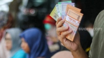 Apakah Tukar Uang Baru di Pinggir Jalan Termasuk Riba? Ini Penjelasannya