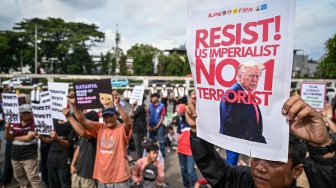 Massa aksi dari Aliansi Mahasiswa dan Masyarakat Sipil membawa poster saat aksi di depan Gedung DPR RI, Jakarta, Jumat (6/3/2026). [ANTARA FOTO/Fauzan/YU]