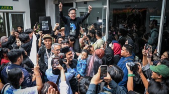 Delpedro Marhaen meluapkan kegemberiaan bersama simpatisan usai majelis hakim menyatakan vonis bebas saat sidang putusan di Pengadilan Tipikor, Jakarta, Senin (19/1/2026). [ANTARA FOTO/Bayu Pratama S./rwa]