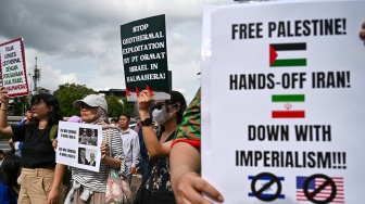 Peserta aksi dari Aliansi Mahasiswa dan Masyarakat Sipil mengikuti aksi di depan Gedung DPR RI, Jakarta, Jumat (6/3/2026). [ANTARA FOTO/Fauzan/YU]