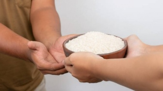 Bacaan Doa Menerima Zakat Fitrah dari Orang Lain Agar Dapat Pahala Berlipat Ganda