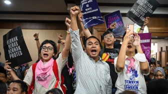 Pengunjung memberikan dukungan kepada empat terdakwa kasus dugaan penghasutan unjuk rasa usai sidang putusan di Pengadilan Tipikor, Jakarta, Senin (19/1/2026). [ANTARA FOTO/Bayu Pratama S./rwa]