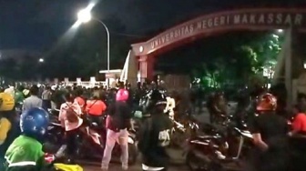 Detik-detik Ratusan Ojol Nekat Jebol Kampus UNM Cari Pelaku Pemukulan