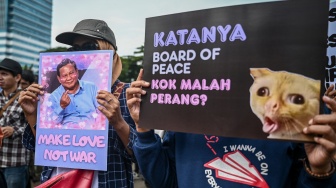 Massa aksi dari Aliansi Mahasiswa dan Masyarakat Sipil membawa poster saat aksi di depan Gedung DPR RI, Jakarta, Jumat (6/3/2026). [ANTARA FOTO/Fauzan/YU]