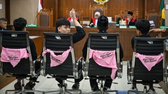 Terdakwa kasus dugaan penghasutan unjuk rasa, Delpedro Marhaen (kiri), Muzaffar Salim (kedua kiri), Syahdan Husein (kedua kanan) dan Khariq Anhar (kanan) menjalani sidang putusan di Pengadilan Tipikor, Jakarta, Senin (19/1/2026). [ANTARA FOTO/Bayu Pratama S./rwa]