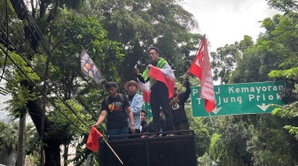 Aksi Bentang Bendera Iran Warnai Kebebasan Delpedro Marhaen Cs dari Dakwaan Kasus Aksi Agustus