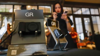 Pengunjung mencoba kamera Ricoh GR IV Monochrome saat peluncurannya di Jakarta, Jumat (6/3/2026). [Suara.com/Alfian Winanto]