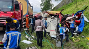 Horor di Tol Semarang-Solo! Tronton Diduga Rem Blong Hantam 2 Truk, 1 Tewas di Tempat